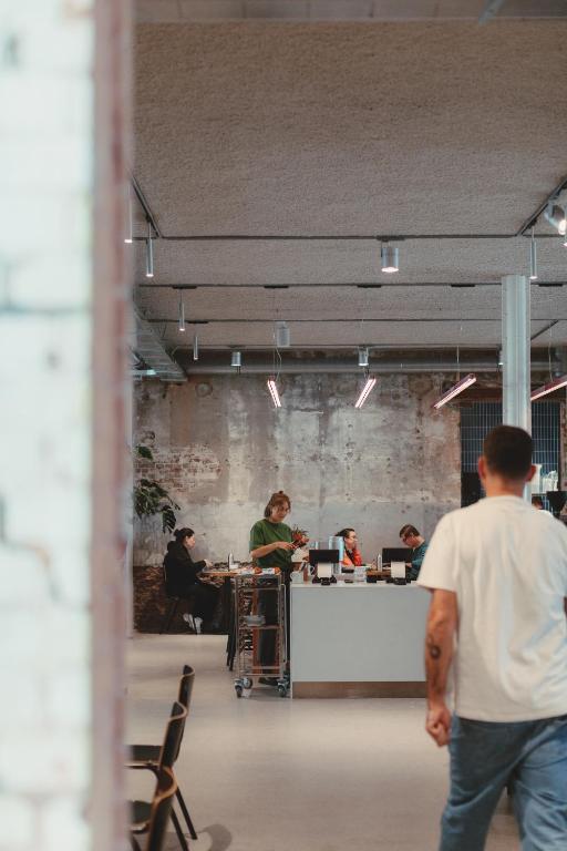 Man Met Bril Koffie Hotel - Resim 14