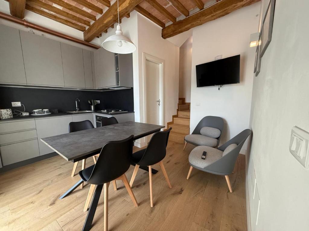 eine Küche und ein Esszimmer mit Tisch und Stühlen in der Unterkunft Appartamento di Celsa in Abbadia San Salvatore