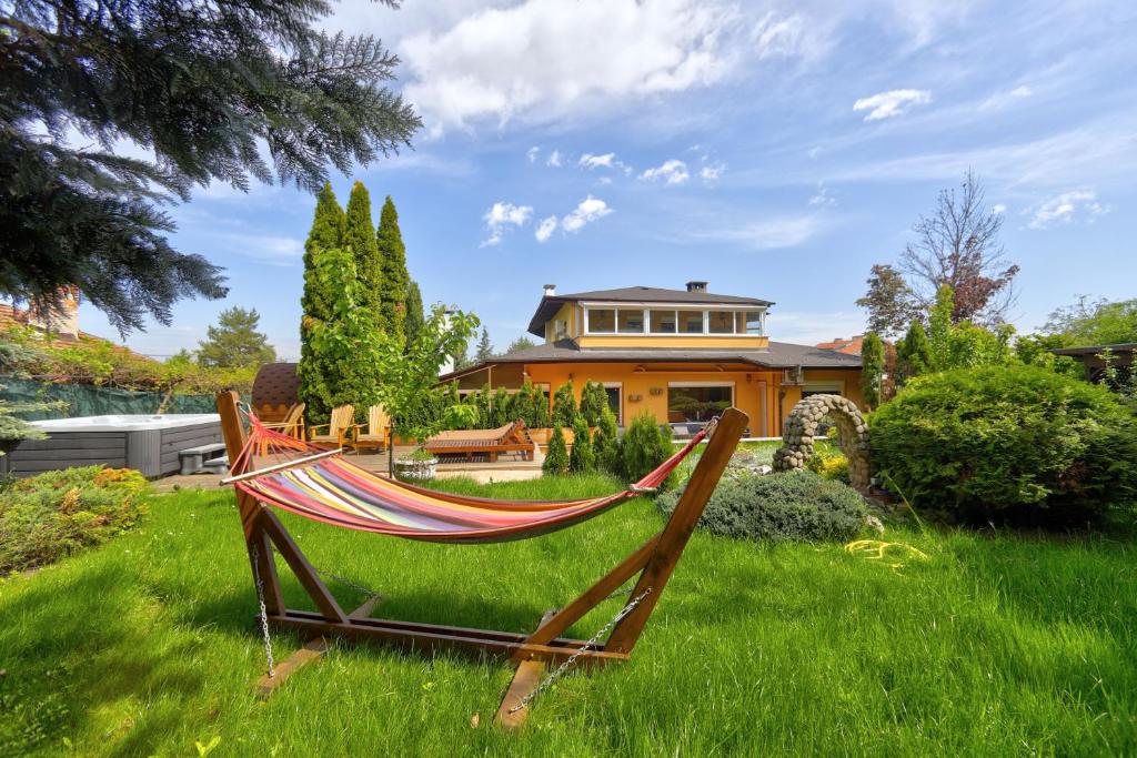 Zahrada ubytování Villa Boyana City & Relax with Hot Jacuzzi and Sauna by BookVillaBG