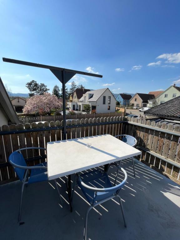 En balkon eller terrasse på Charmante petite maison