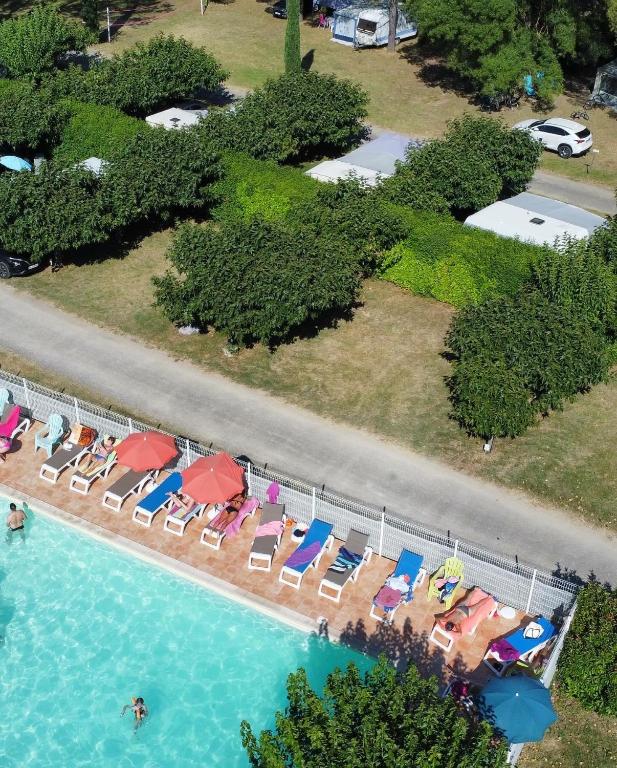 Bazén v ubytování Camping La Combe nebo v jeho okolí