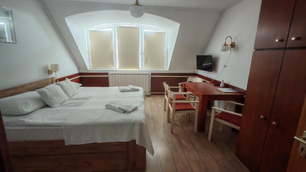 Postel nebo postele na pokoji v ubytování Abbázia Club Hotel Kék