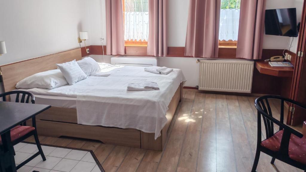 Postel nebo postele na pokoji v ubytování Abbázia Club Hotel Kék