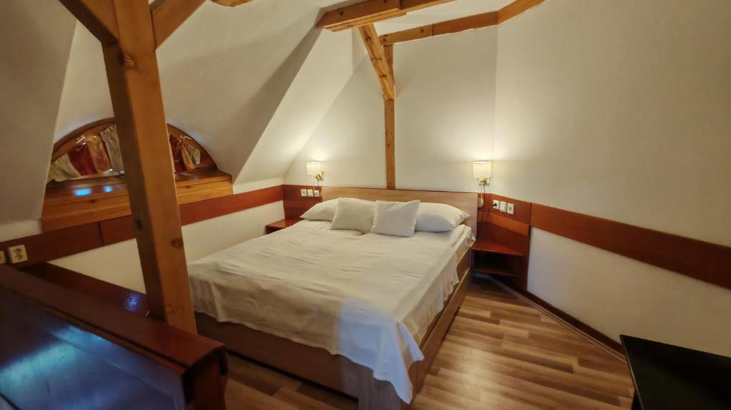 Postel nebo postele na pokoji v ubytování Abbázia Club Hotel Kék