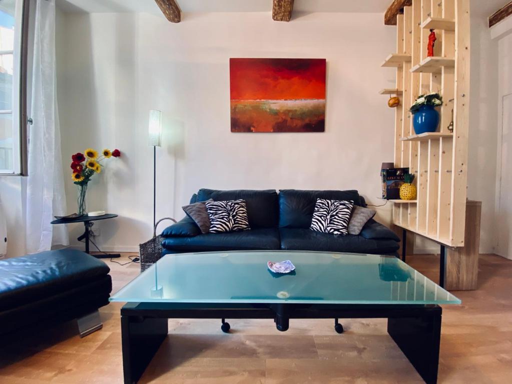 un salon avec un canapé et une table dans l'établissement L'Escale Marseillaise, à Marseille