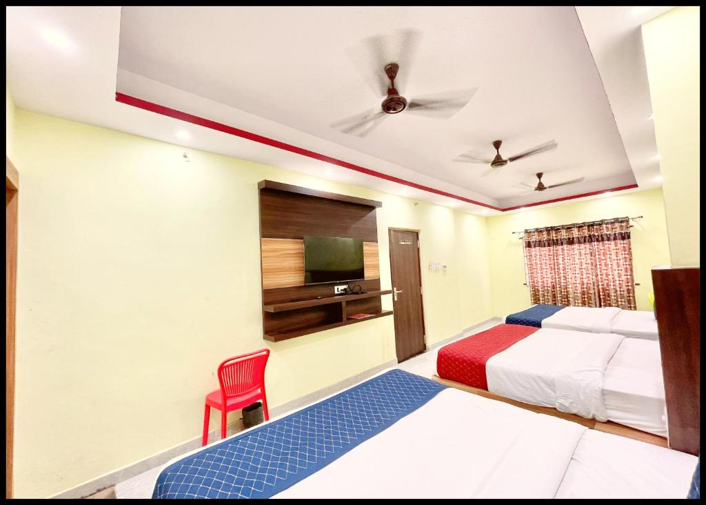 Postel nebo postele na pokoji v ubytování HOTEL LAXMI ! VILAS Near Kashi Vishwanath Temple - Free Wif- & Parking - Air Conditioning Deluxe Rooms - Best Hotel