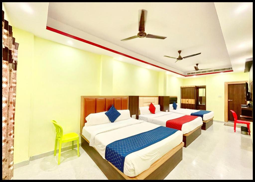 Postel nebo postele na pokoji v ubytování HOTEL LAXMI ! VILAS Near Kashi Vishwanath Temple - Free Wif- & Parking - Air Conditioning Deluxe Rooms - Best Hotel