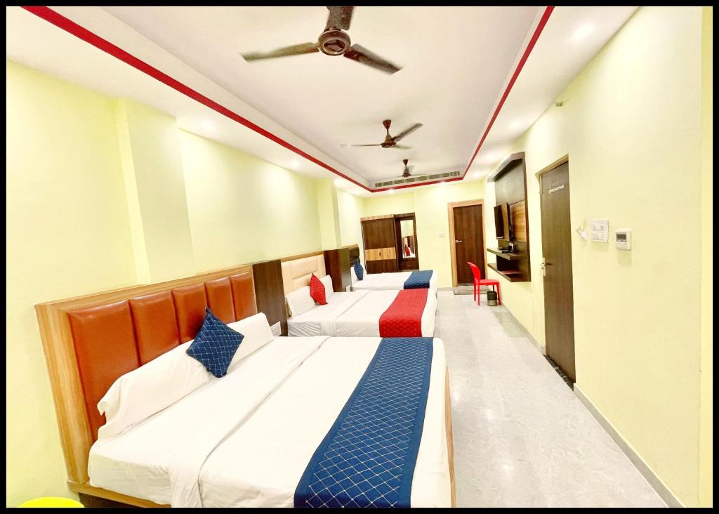 Postel nebo postele na pokoji v ubytování HOTEL LAXMI ! VILAS Near Kashi Vishwanath Temple - Free Wif- & Parking - Air Conditioning Deluxe Rooms - Best Hotel
