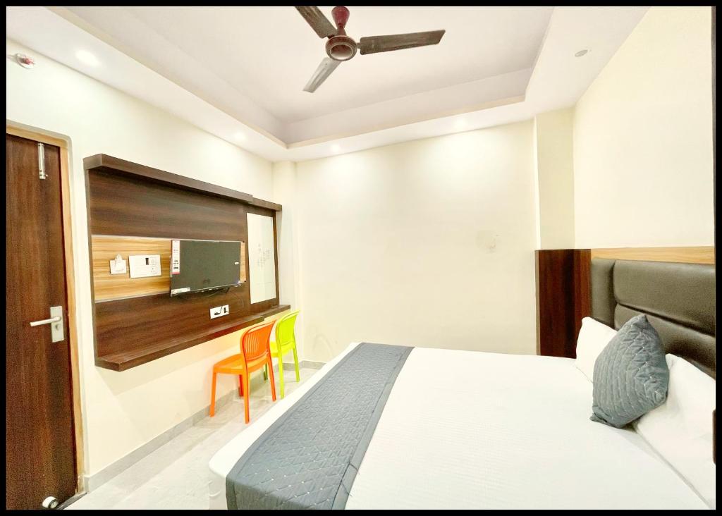 Postel nebo postele na pokoji v ubytování HOTEL LAXMI ! VILAS Near Kashi Vishwanath Temple - Free Wif- & Parking - Air Conditioning Deluxe Rooms - Best Hotel