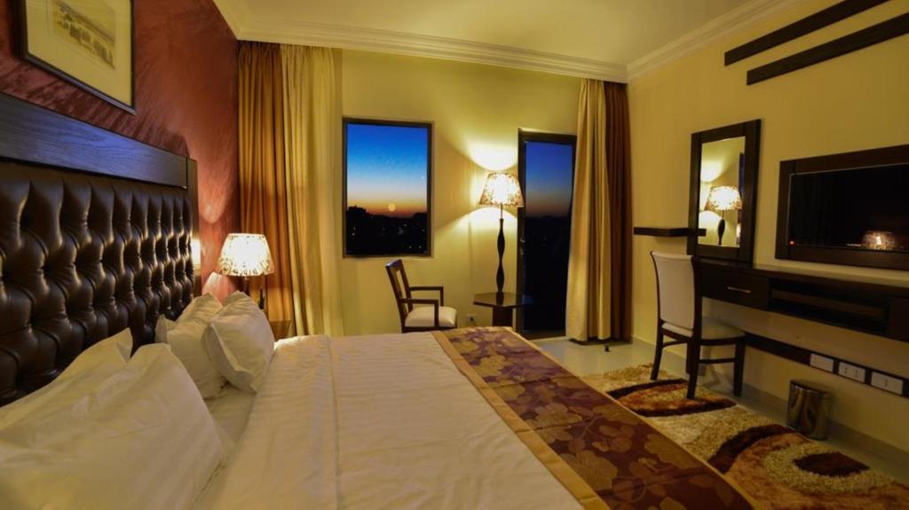 Postel nebo postele na pokoji v ubytování P Quattro Relax Hotel