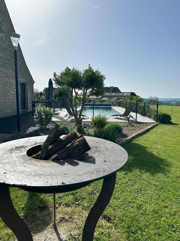 une table en pierre avec une cheminée dessus dans l'établissement Villa Belle Pierre en Corrèze, à La Celle-sous-Gouzon