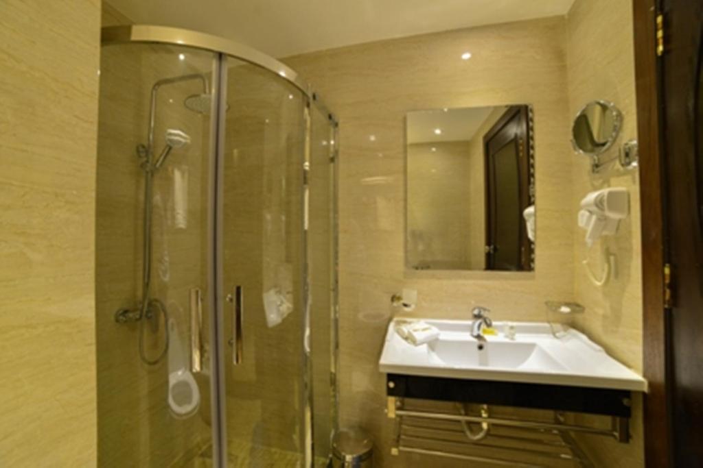 Koupelna v ubytování P Quattro Relax Hotel