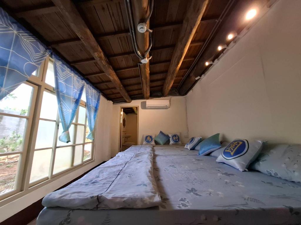 Postel nebo postele na pokoji v ubytování 馬村隱園-桃園市民宿101號
