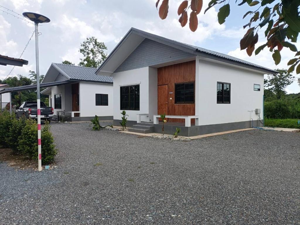a small white house with a driveway at เชียงรายฟิวชั่น in Ban Pa Faek