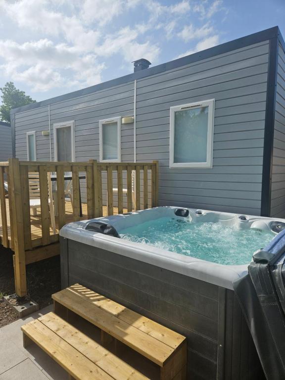 - un bain à remous dans une cour à côté d'une maison dans l'établissement camping la plage de l'orb, à Cessenon