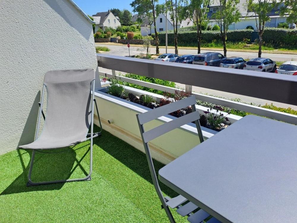 une chaise assise à côté d'une table sur un balcon dans l'établissement Studio Carnac Plage, à Carnac