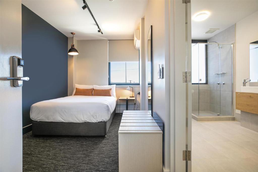 Nightcap at Chardons Corner Hotel - Resim 11