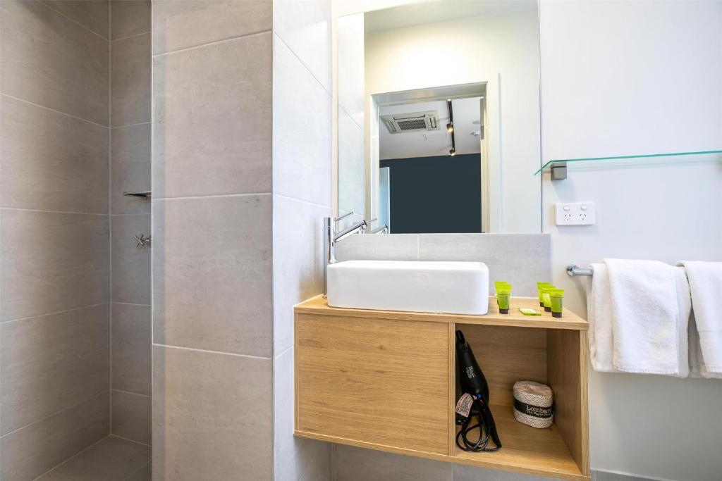 Nightcap at Chardons Corner Hotel - Resim 14