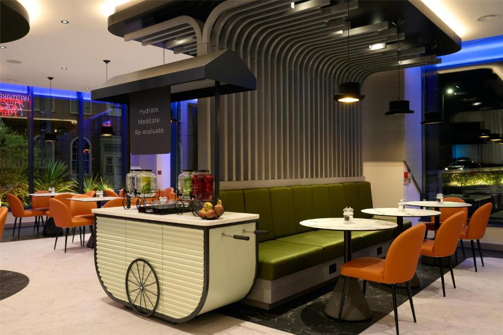 Posezení v ubytování Spark by Hilton Luton