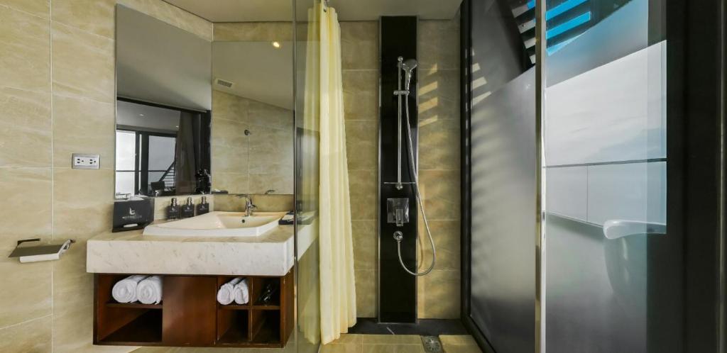 Pacific Double Room with Ocean View and Private Balcony Bathtub