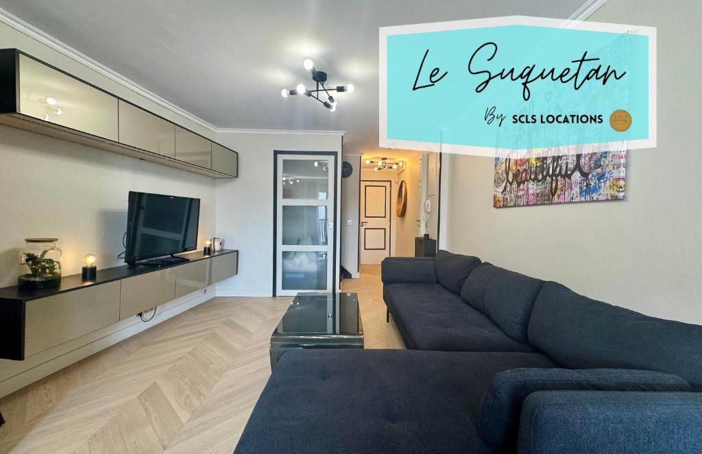 un salon avec un canapé et une télévision dans l'établissement Le Suquetan By SCLS Locations, à Cannes