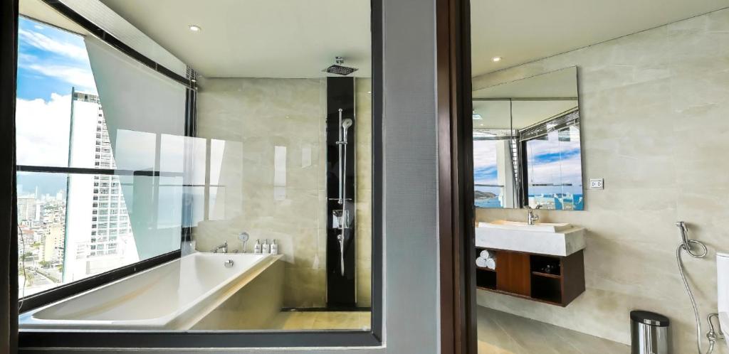 Pacific Triple Room with Ocean View and Bathtub