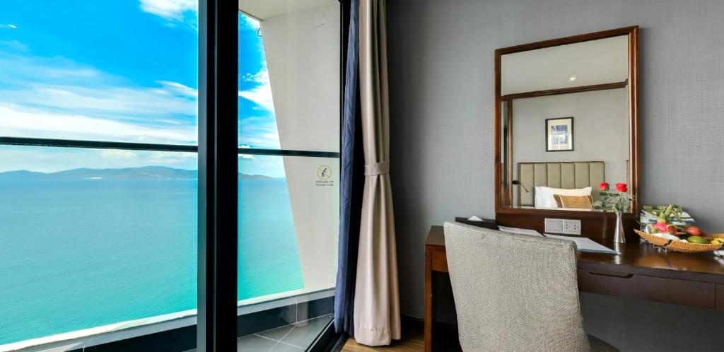 Pacific Triple Room with Ocean View and Bathtub
