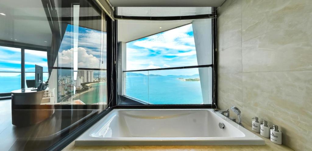 Pacific Triple Room with Ocean View and Bathtub
