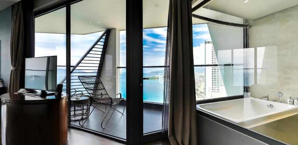 Pacific Triple Room with Ocean View and Bathtub