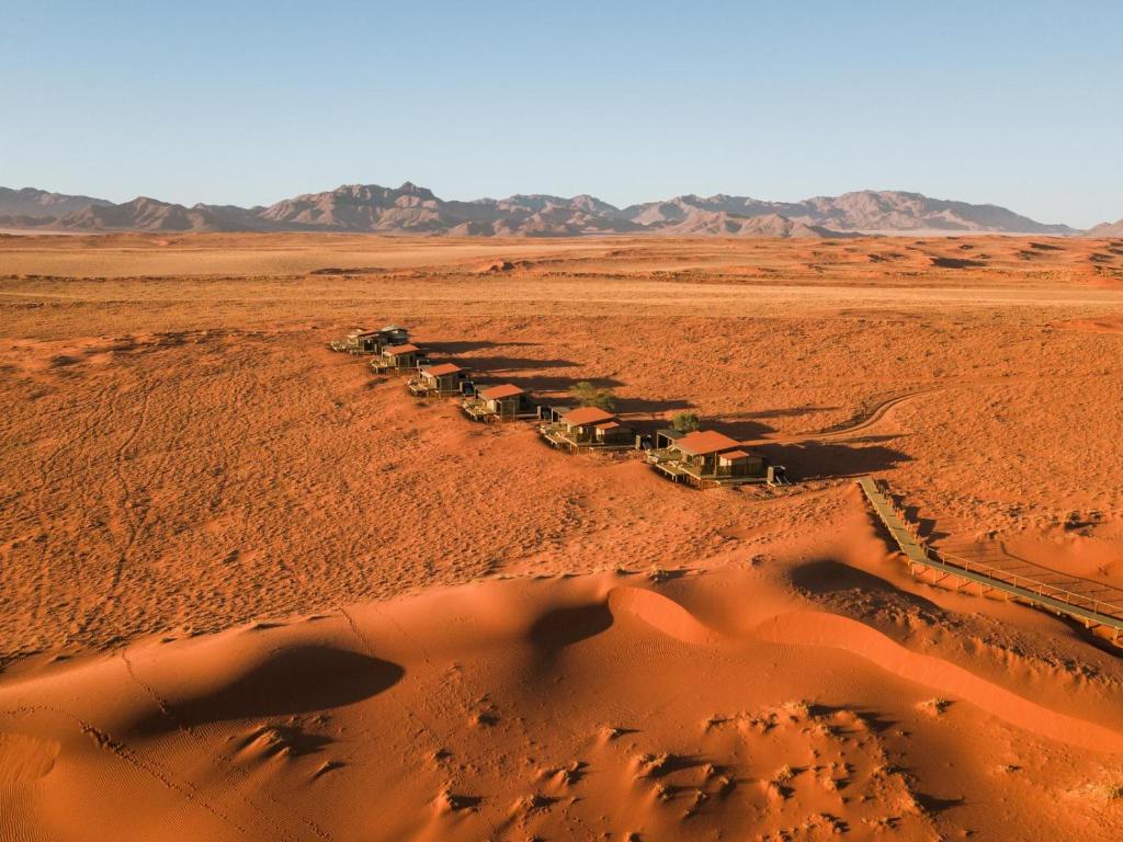 Una vista aérea de un desierto con una hilera de casas. en Wolwedans Desert lodge, en NamibRand