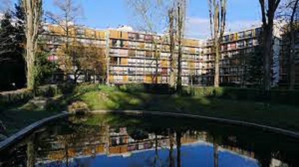 a reflection of a building in a body of water at Parc St-Cyr in La Celle-sous-Gouzon