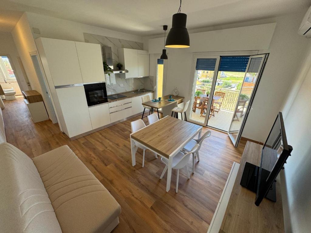 a kitchen and living room with a table and chairs at Sul Mare - da Angelica in Termoli