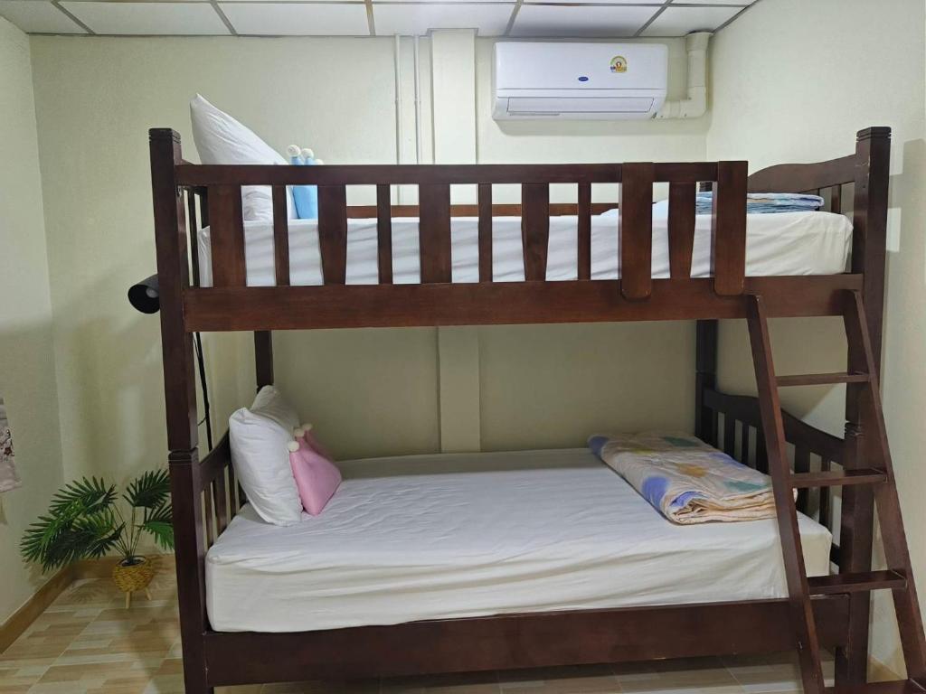 Sathani Hat YaiにあるAP Houseの部屋に二段ベッドがいくつかある