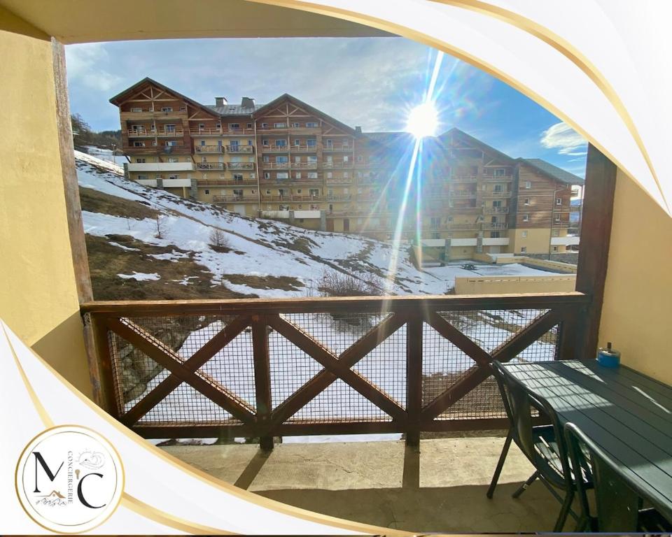 Elle comprend un balcon offrant une vue sur une montagne enneigée. dans l'établissement Studio on slopes, sled sleigh 5 peoples Ours 1, à Allos