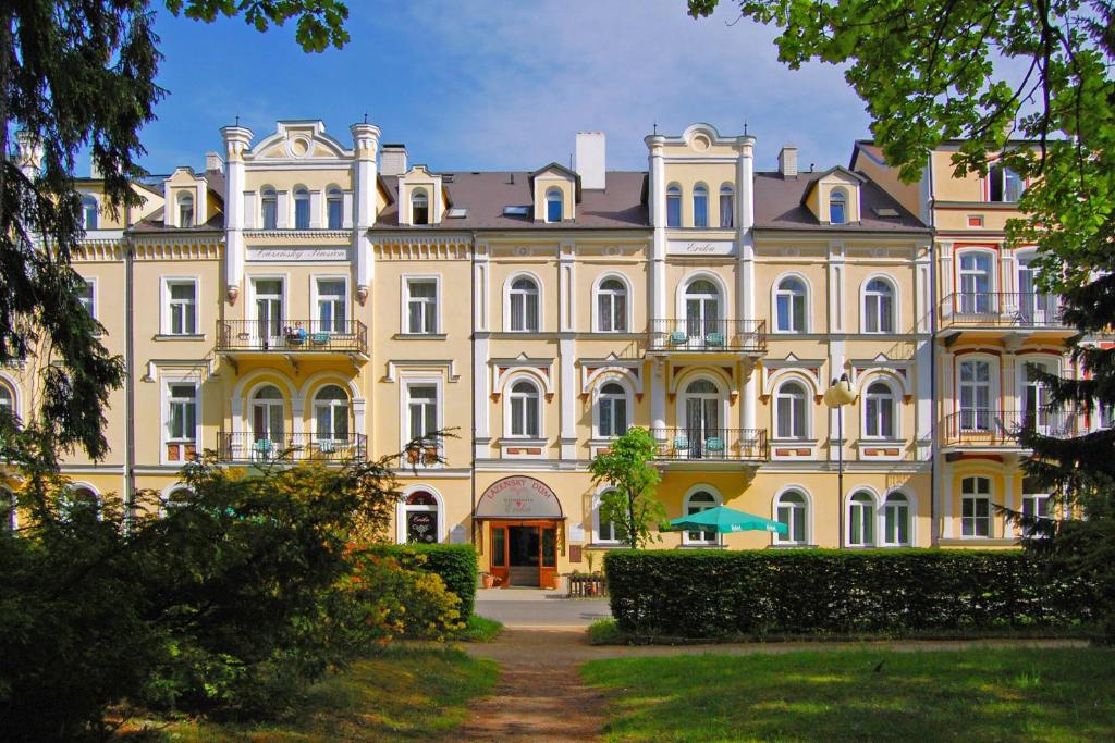 duży neoklasycystyczny budynek w parku w obiekcie Lázeňský dům Erika we Franciszkowych Łaźniach