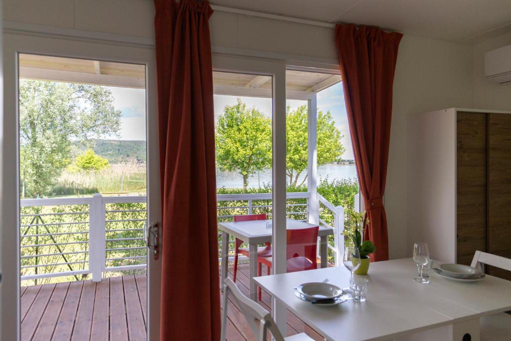 Camping Rose - Stacaravansuite Met Uitzicht Op Het Meer