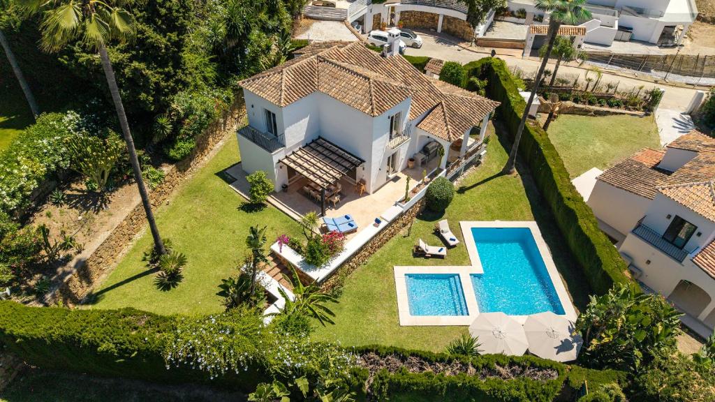 VACATION MARBELLA I Villa Birkin, Heated Pool, Gated Community, Andalusian Style, GYM, Cine, Golf Valley, 6 min Puerto Banus