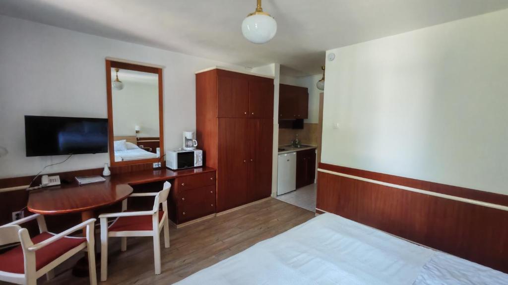 TV a/nebo společenská místnost v ubytování Abbázia Club Hotel Kék