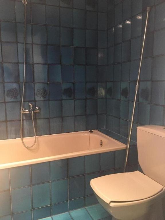 a bathroom with a tub and a toilet and a sink at room facing the sea in L'Ampolla