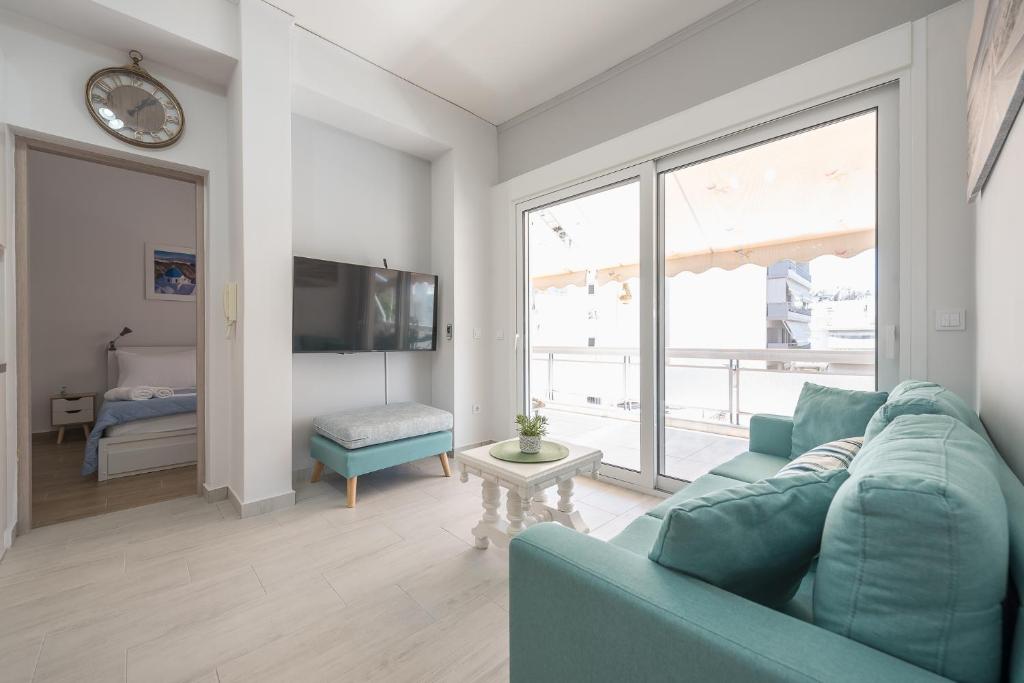 TV/trung tâm giải trí tại DiPeJo Athens luxurious penthouse apartment in the Hilton area