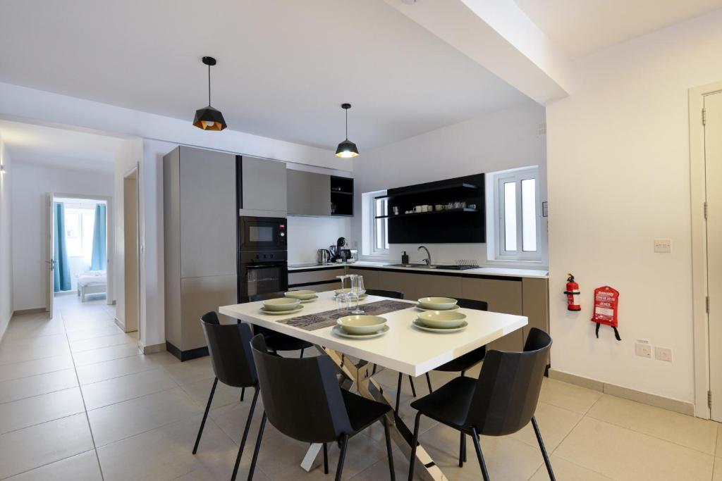 Kuchyň nebo kuchyňský kout v ubytování Spacious & Central 3BD Apartment with Front Balcony - Close to Sliema, St Julians, Valletta