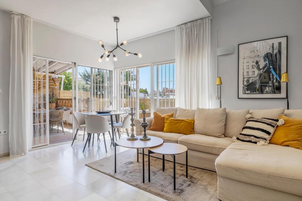 Posedenie v ubytovaní Stunning townhouse with pool in Riviera del Sol by Costarentals - Ref 199