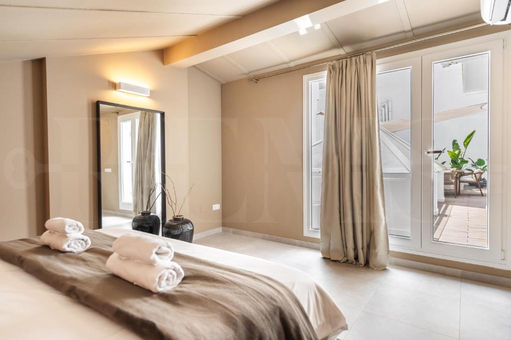 Łóżko lub łóżka w pokoju w obiekcie Penthouse & private rooftop in the heart of Malaga by REMS