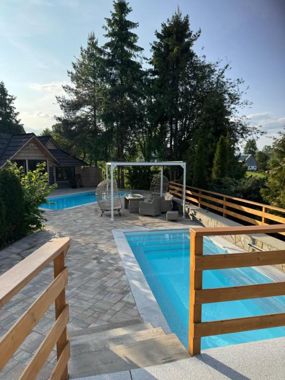 Bazén v ubytování Villa Bialka & Spa nebo v jeho okolí