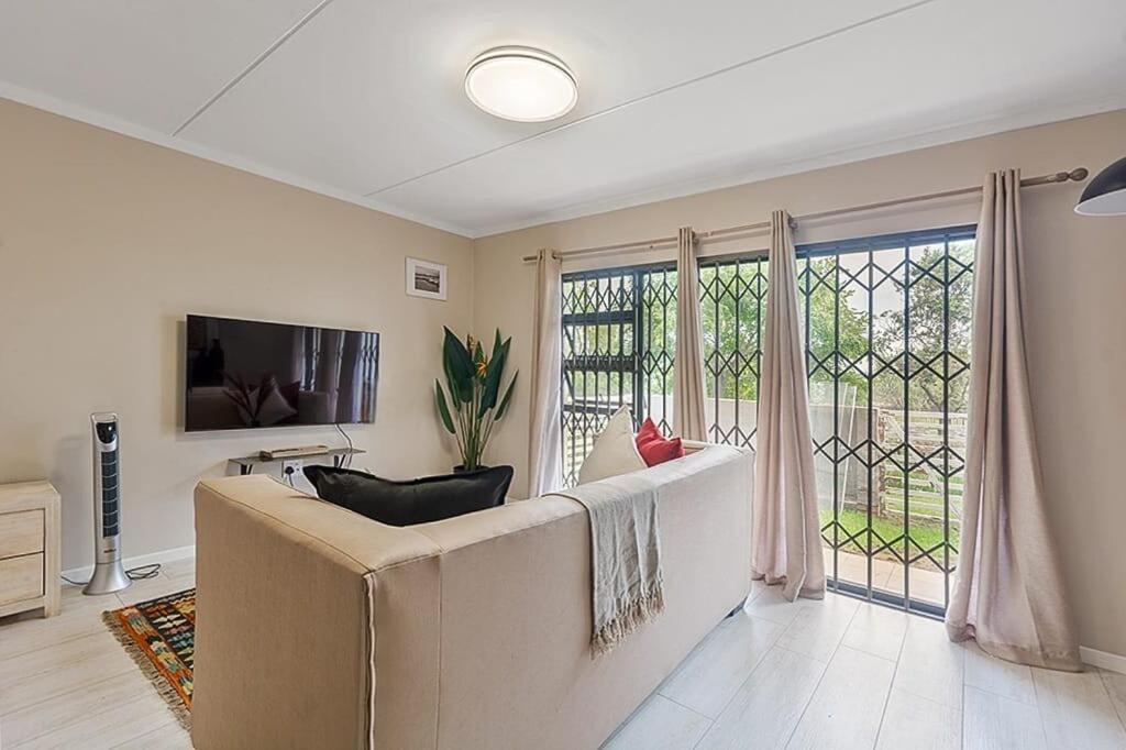 Et tv og/eller underholdning på Chic Open Living Luxury Studio