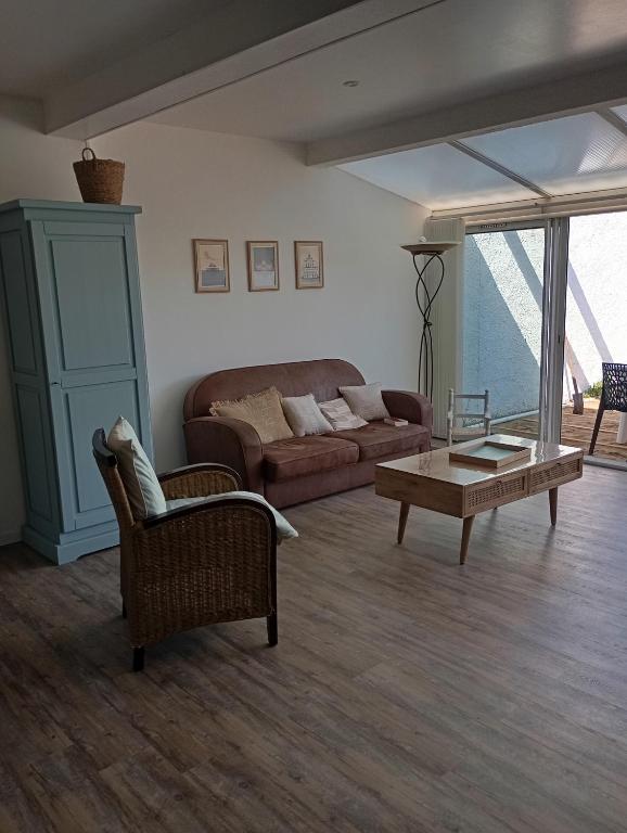 un salon avec un canapé et une table basse dans l'établissement Maison St jean de monts 500 m de la plage, à Saint-Jean-de-Monts