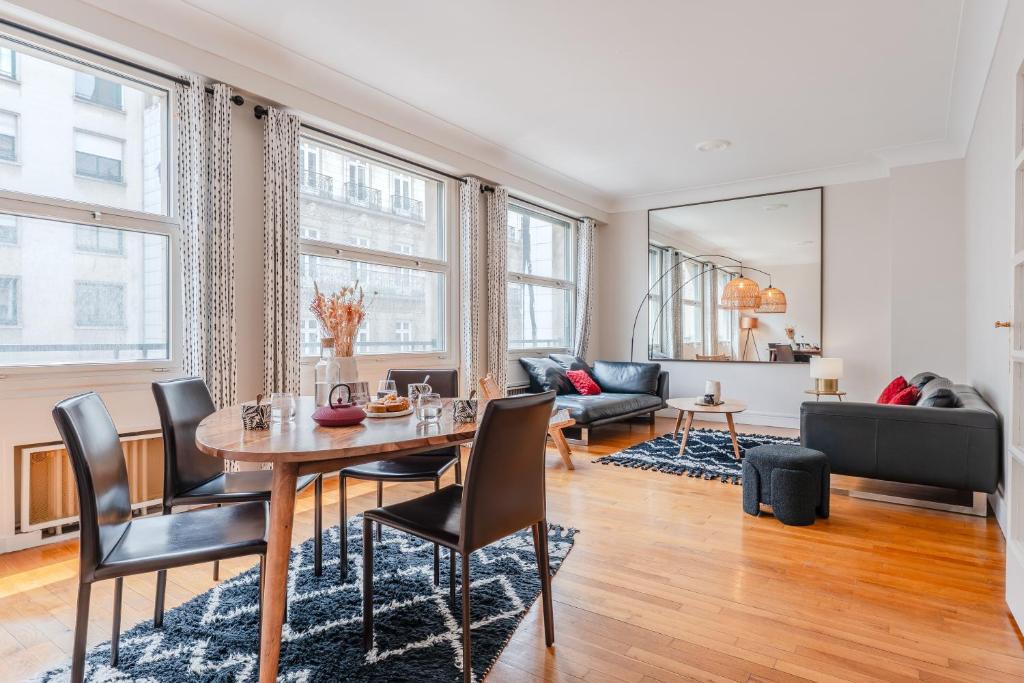 un salon avec une table et des chaises dans l'établissement Le Prestige - Au cœur de Nantes, à Nantes