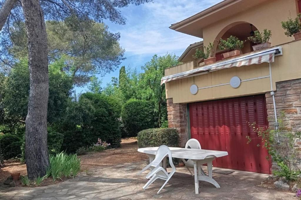 une table et un banc à l'extérieur d'une maison dans l'établissement House 8p with garden 10 min walk from the sea, à Saint-Raphaël