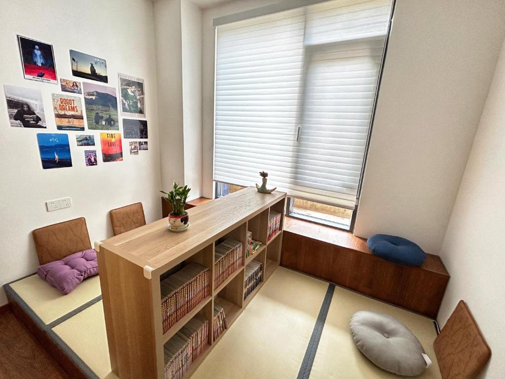 建水县这里的书屋民宿的一间有桌子、椅子和窗户的房间