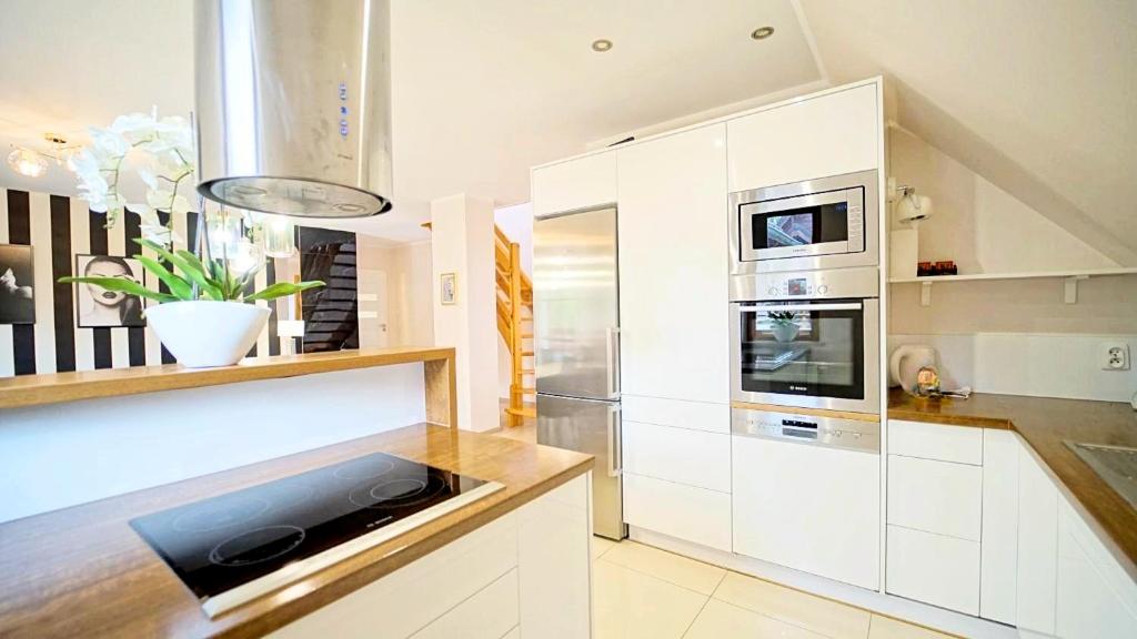 Kuchyňa alebo kuchynka v ubytovaní Apartamenty EverySky - Komuny Paryskiej